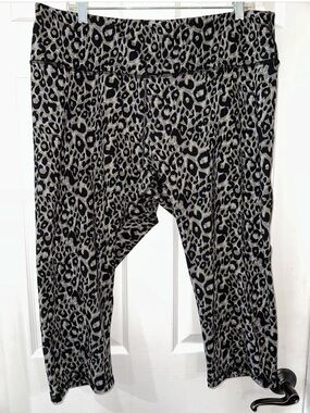 AVE Leisure Women's SZ 18/20 Activewear Cropped Leggings Animal Print Black/Gray